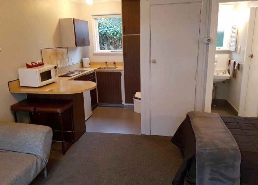 Cozy studio unit with kitchenette and dining area at Hastings motel